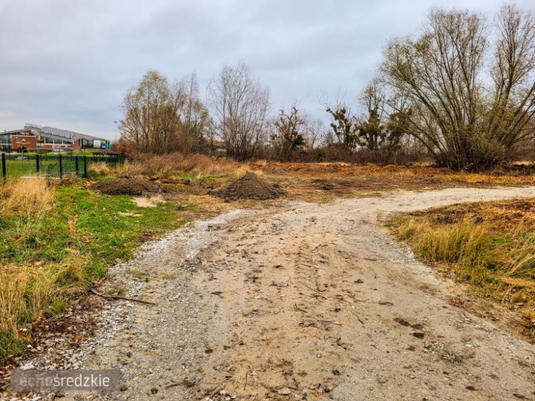 Bioodpady składowane za boiskiem przy ul. Górnej w Środzie Śląskie