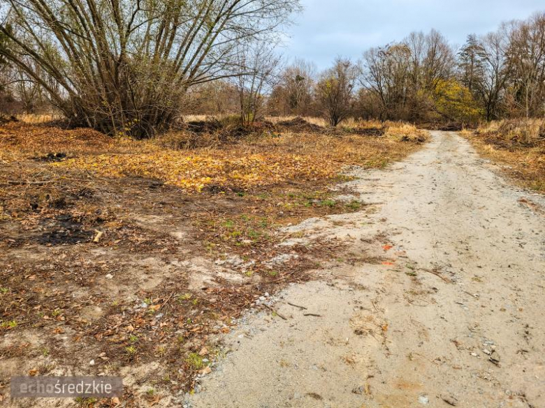 Bioodpady składowane za boiskiem przy ul. Górnej w Środzie Śląskie