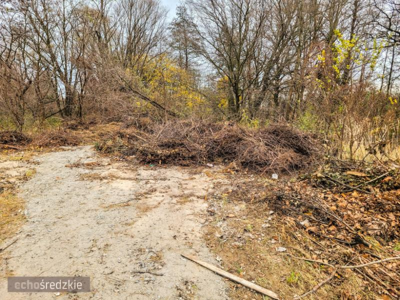 Bioodpady składowane za boiskiem przy ul. Górnej w Środzie Śląskie