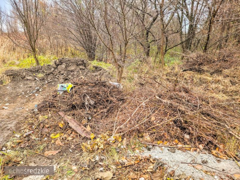 Bioodpady składowane za boiskiem przy ul. Górnej w Środzie Śląskie
