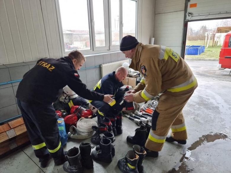 Strażacy z OSP Udanin przekazali sprzęt dla strażaków z Ukrainy