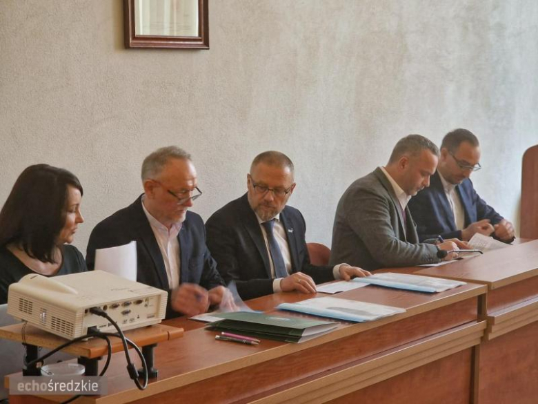 Podpisanie umów w siedzibie Starostwa Powiatowego