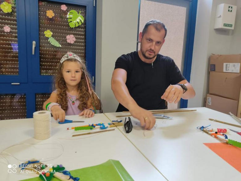 "Zmalujemy coś razem tato?"