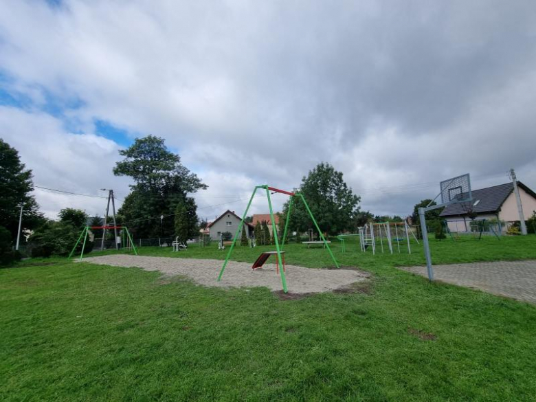 Doposażono 17 placów zabaw