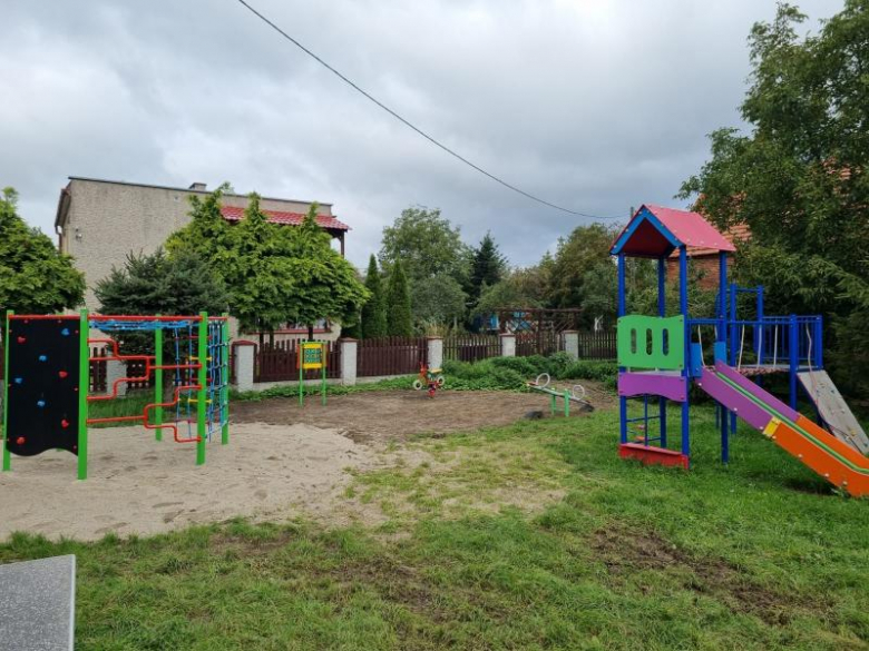 Doposażono 17 placów zabaw
