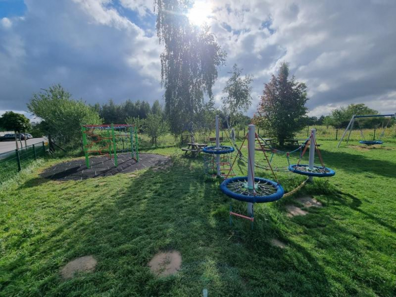 Doposażono 17 placów zabaw