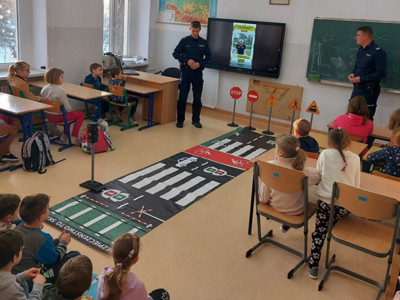 Policjanci z posterunku w Kostomłotach odwiedzili uczniów szkoły podstawowej w Karczycach