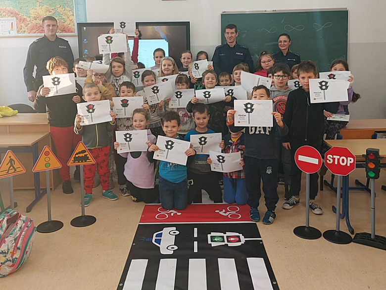 Policjanci z posterunku w Kostomłotach odwiedzili uczniów szkoły podstawowej w Karczycach