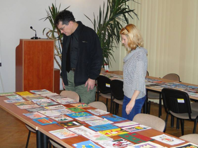 Obrady jury konkursu na kartkę świąteczną - Środa Śląska 2011