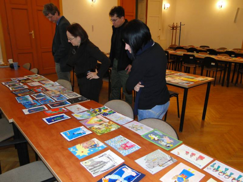 Obrady jury konkursu na kartkę świąteczną - Środa Śląska 2011