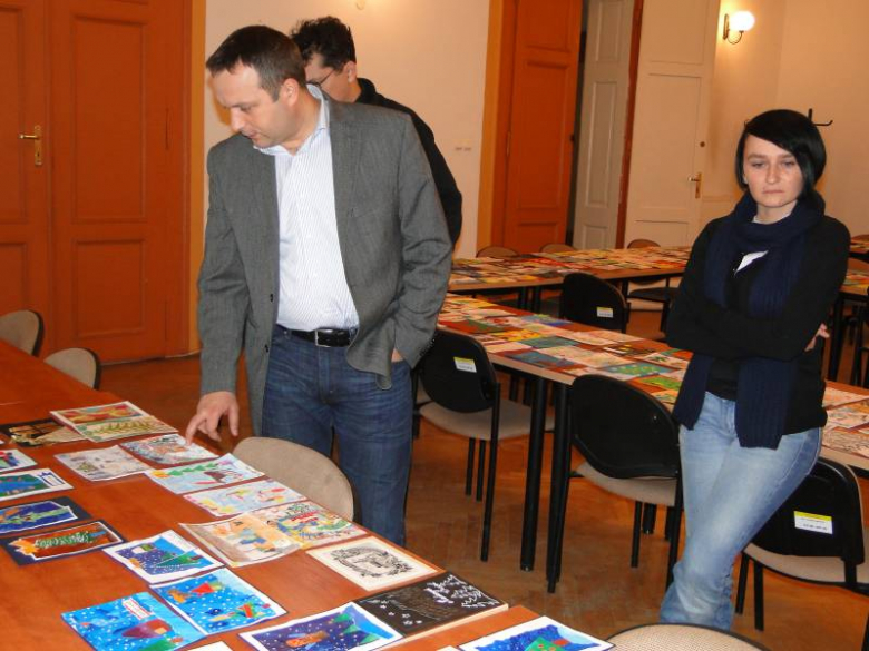 Obrady jury konkursu na kartkę świąteczną - Środa Śląska 2011