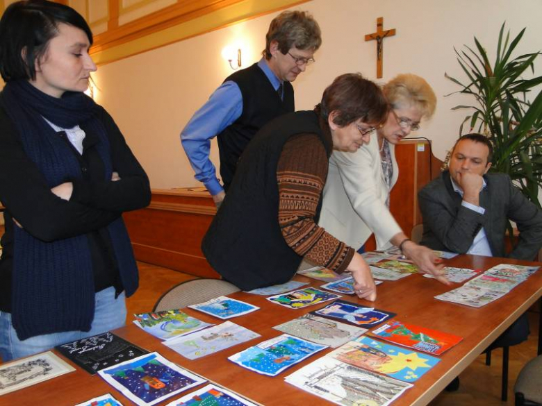 Obrady jury konkursu na kartkę świąteczną - Środa Śląska 2011