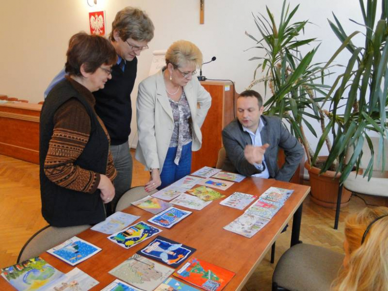 Obrady jury konkursu na kartkę świąteczną - Środa Śląska 2011