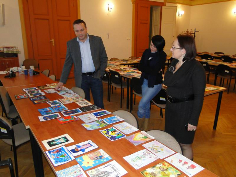Obrady jury konkursu na kartkę świąteczną - Środa Śląska 2011