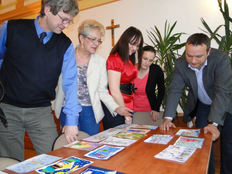 Obrady jury konkursu na kartkę świąteczną - Środa Śląska 2011