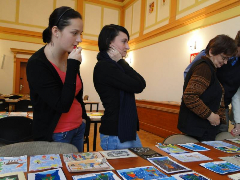 Obrady jury konkursu na kartkę świąteczną - Środa Śląska 2011