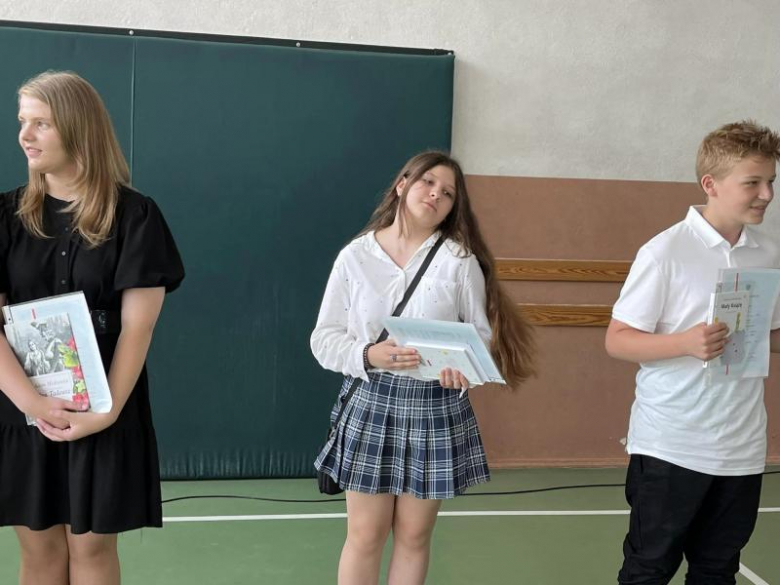 Uroczyste zakończenie roku szkolnego w Szkole Podstawowej im. Marii Konopnickiej w Kostomłotach
