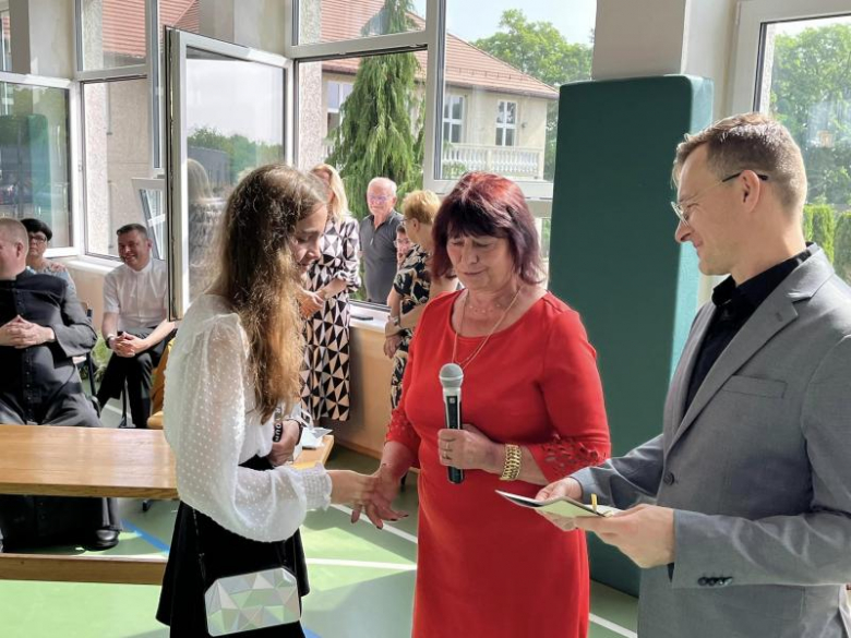 Uroczyste zakończenie roku szkolnego w Szkole Podstawowej im. Marii Konopnickiej w Kostomłotach