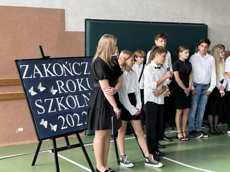 Uroczyste zakończenie roku szkolnego w Szkole Podstawowej im. Marii Konopnickiej w Kostomłotach