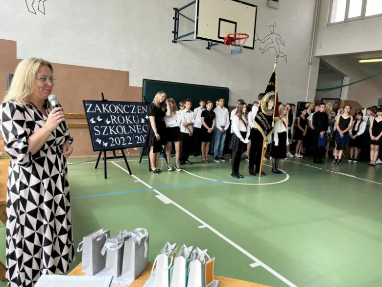 Uroczyste zakończenie roku szkolnego w Szkole Podstawowej im. Marii Konopnickiej w Kostomłotach
