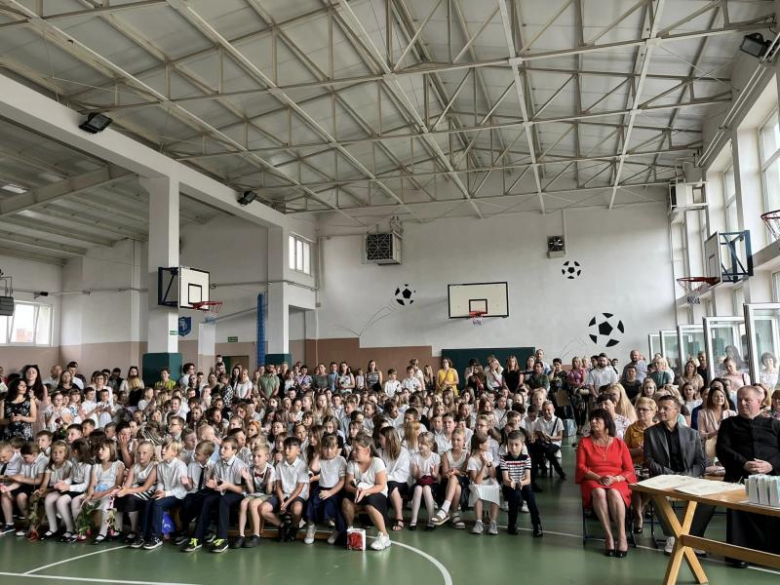 Uroczyste zakończenie roku szkolnego w Szkole Podstawowej im. Marii Konopnickiej w Kostomłotach