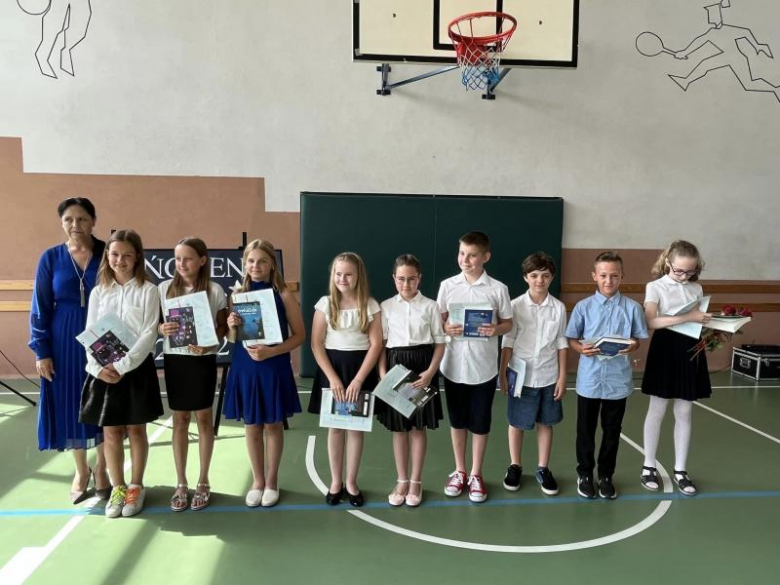 Uroczyste zakończenie roku szkolnego w Szkole Podstawowej im. Marii Konopnickiej w Kostomłotach