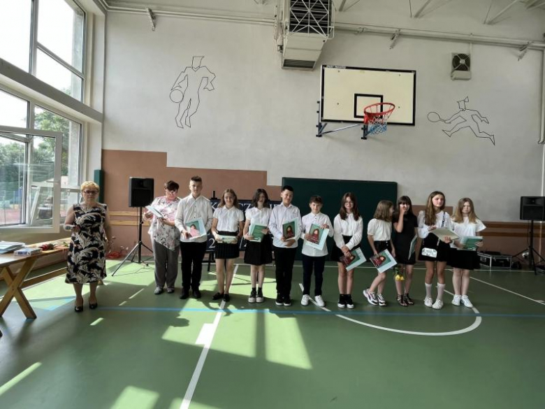 Uroczyste zakończenie roku szkolnego w Szkole Podstawowej im. Marii Konopnickiej w Kostomłotach