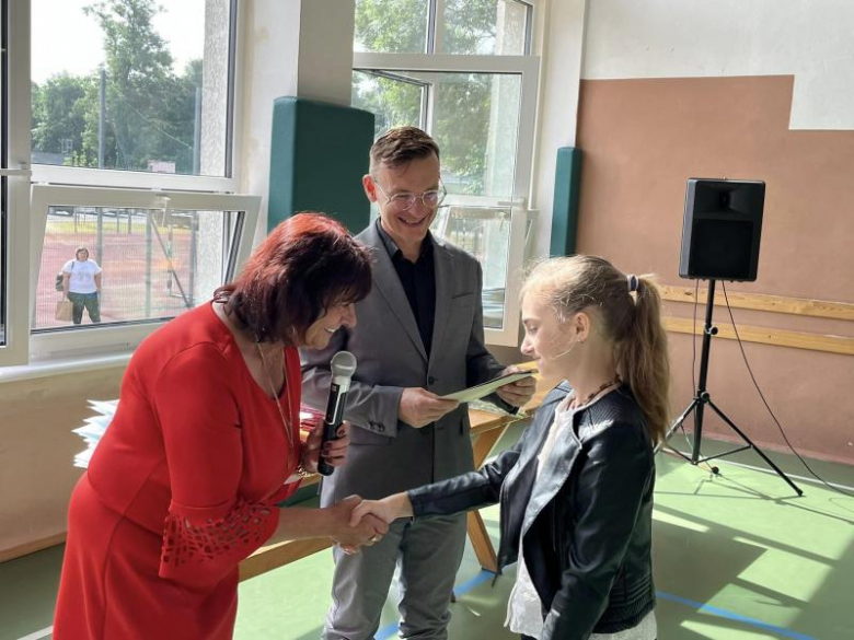 Uroczyste zakończenie roku szkolnego w Szkole Podstawowej im. Marii Konopnickiej w Kostomłotach