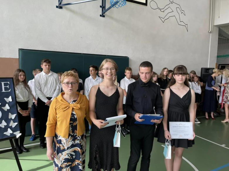 Uroczyste zakończenie roku szkolnego w Szkole Podstawowej im. Marii Konopnickiej w Kostomłotach