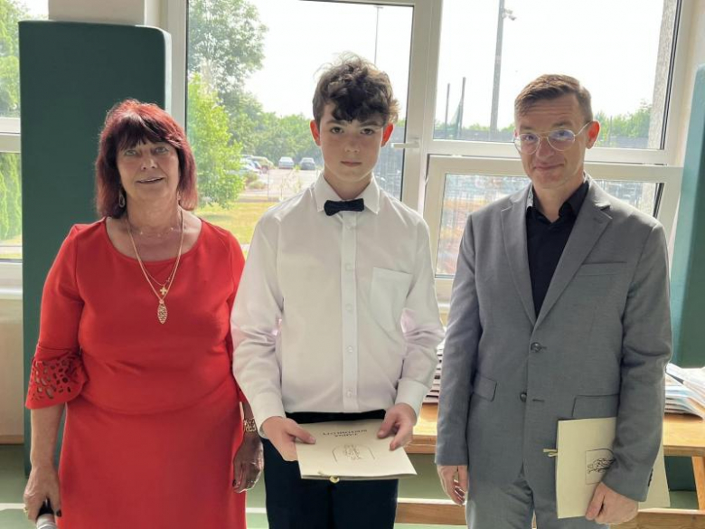 Uroczyste zakończenie roku szkolnego w Szkole Podstawowej im. Marii Konopnickiej w Kostomłotach