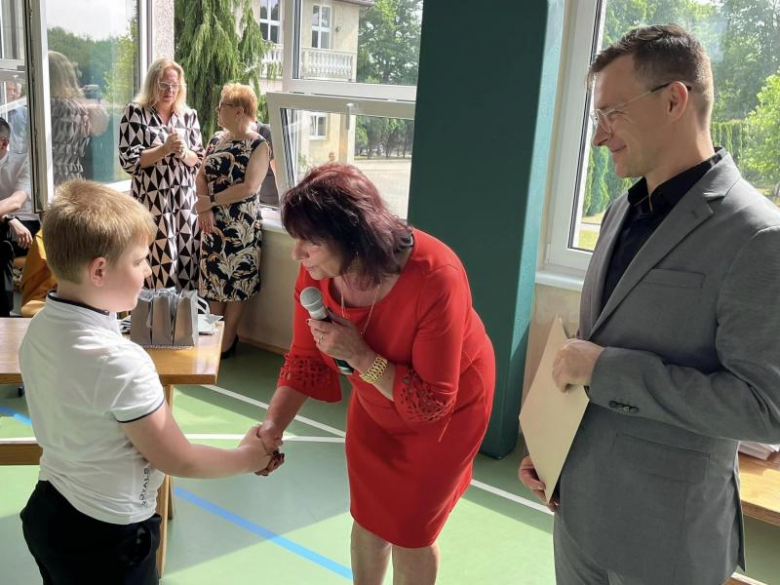 Uroczyste zakończenie roku szkolnego w Szkole Podstawowej im. Marii Konopnickiej w Kostomłotach