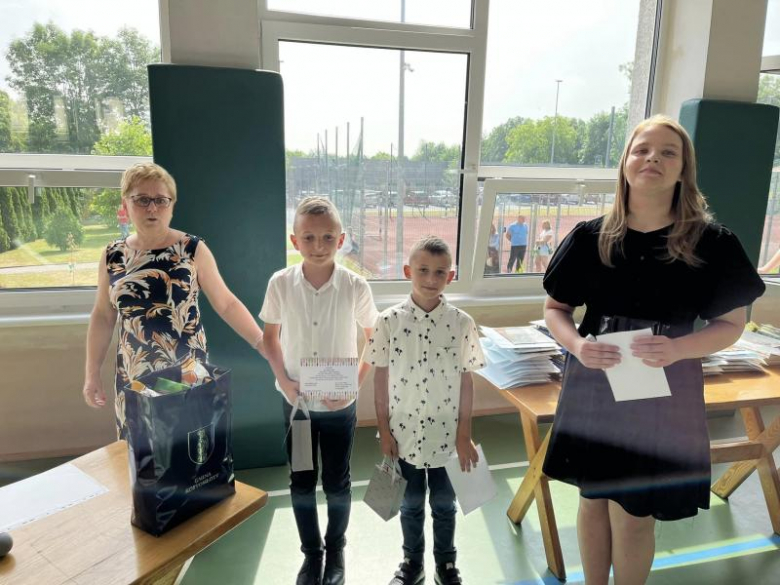 Uroczyste zakończenie roku szkolnego w Szkole Podstawowej im. Marii Konopnickiej w Kostomłotach