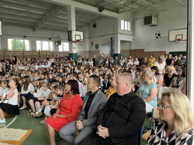 Uroczyste zakończenie roku szkolnego w Szkole Podstawowej im. Marii Konopnickiej w Kostomłotach