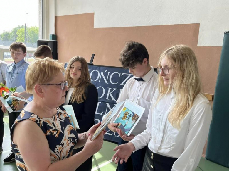 Uroczyste zakończenie roku szkolnego w Szkole Podstawowej im. Marii Konopnickiej w Kostomłotach