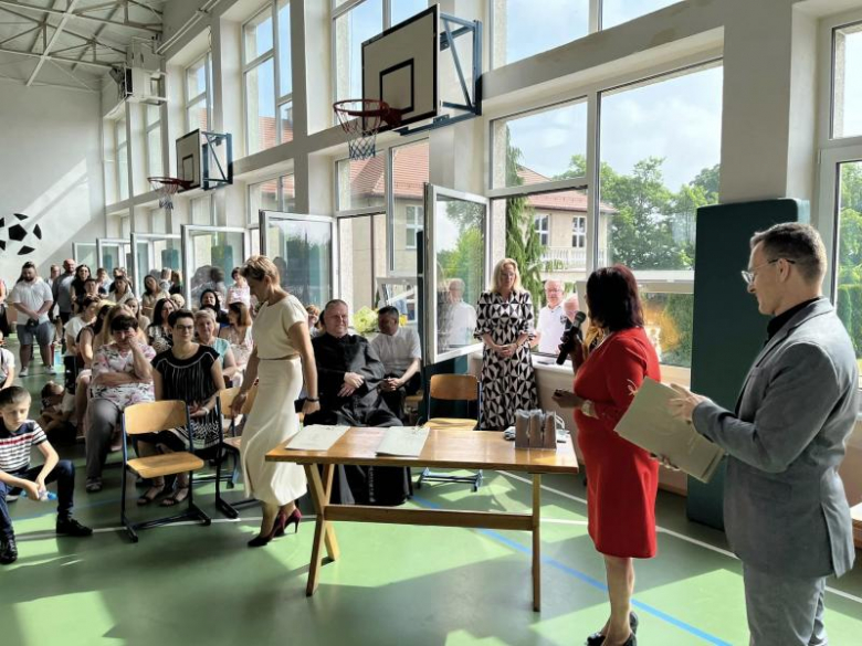 Uroczyste zakończenie roku szkolnego w Szkole Podstawowej im. Marii Konopnickiej w Kostomłotach