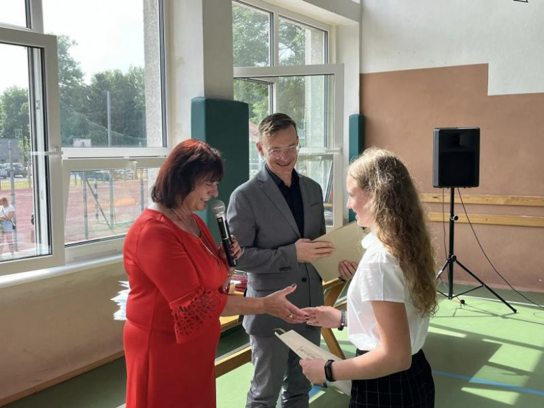 Uroczyste zakończenie roku szkolnego w Szkole Podstawowej im. Marii Konopnickiej w Kostomłotach