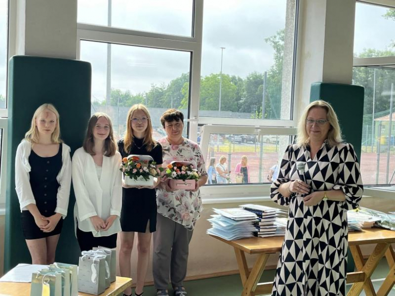 Uroczyste zakończenie roku szkolnego w Szkole Podstawowej im. Marii Konopnickiej w Kostomłotach