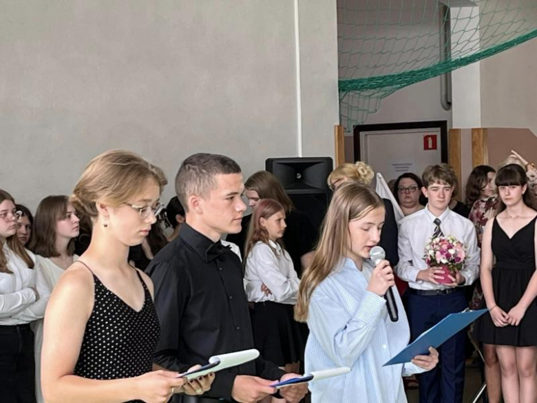 Uroczyste zakończenie roku szkolnego w Szkole Podstawowej im. Marii Konopnickiej w Kostomłotach