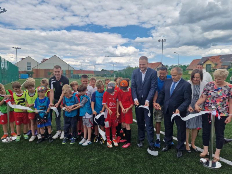 Nowa nawierzchnia na orliku w Lutyni