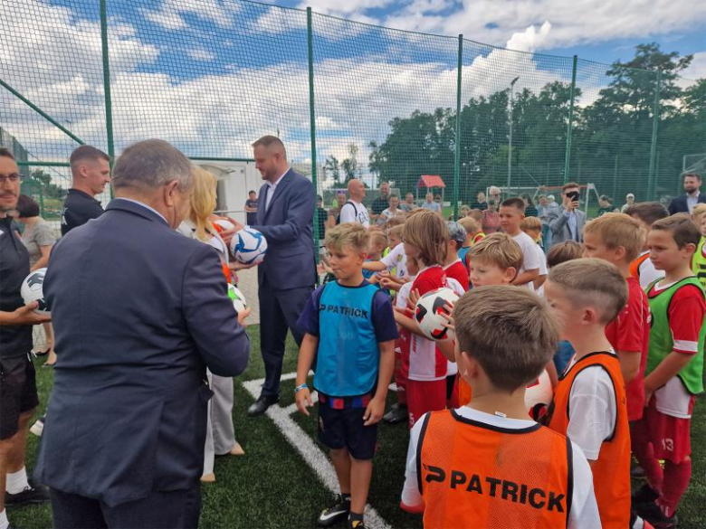 Nowa nawierzchnia na orliku w Lutyni