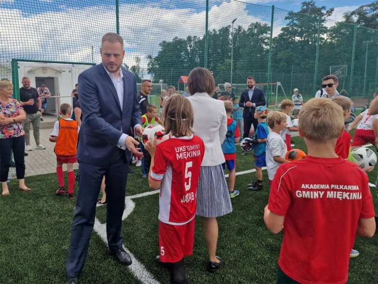 Nowa nawierzchnia na orliku w Lutyni