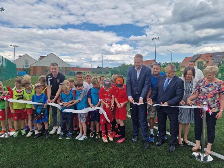 Nowa nawierzchnia na orliku w Lutyni