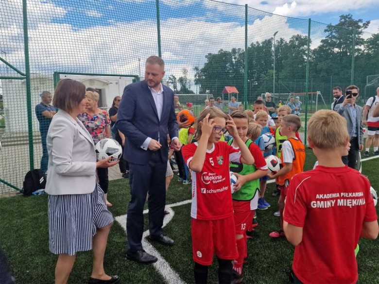 Nowa nawierzchnia na orliku w Lutyni