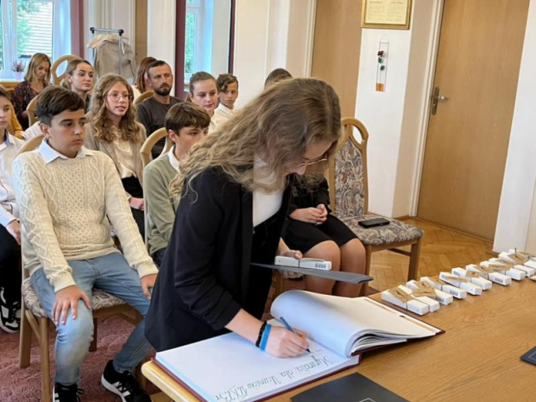  Awanse zawodowe i stypendia dla uczniów