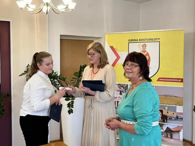  Awanse zawodowe i stypendia dla uczniów