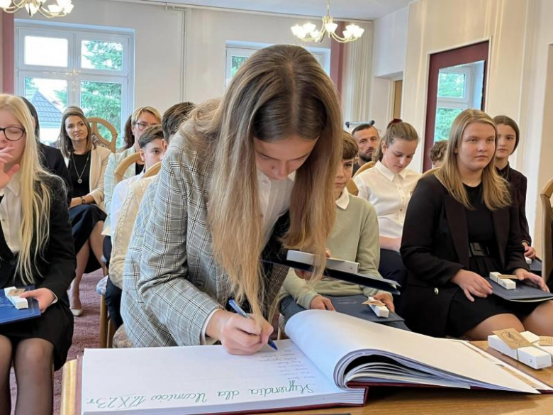  Awanse zawodowe i stypendia dla uczniów