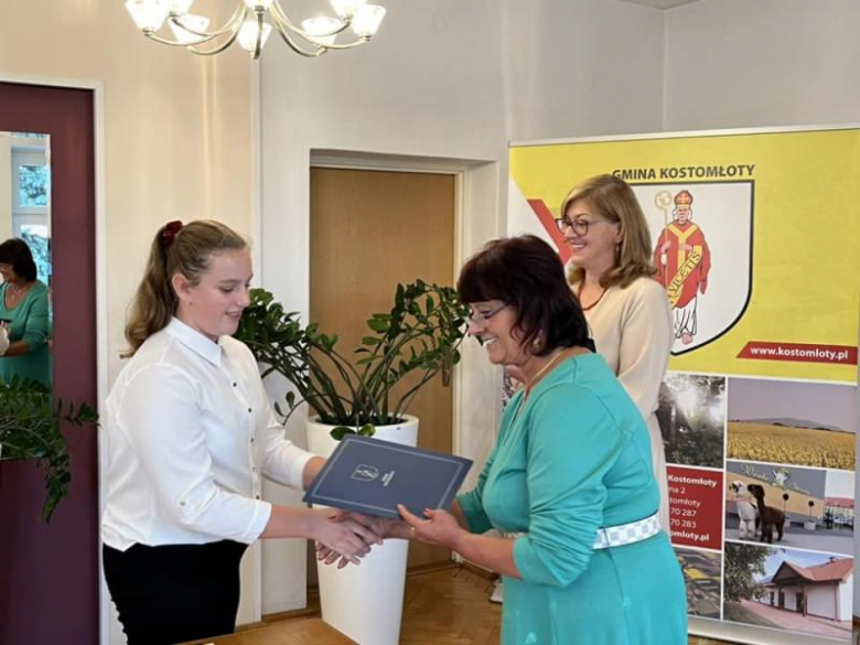  Awanse zawodowe i stypendia dla uczniów