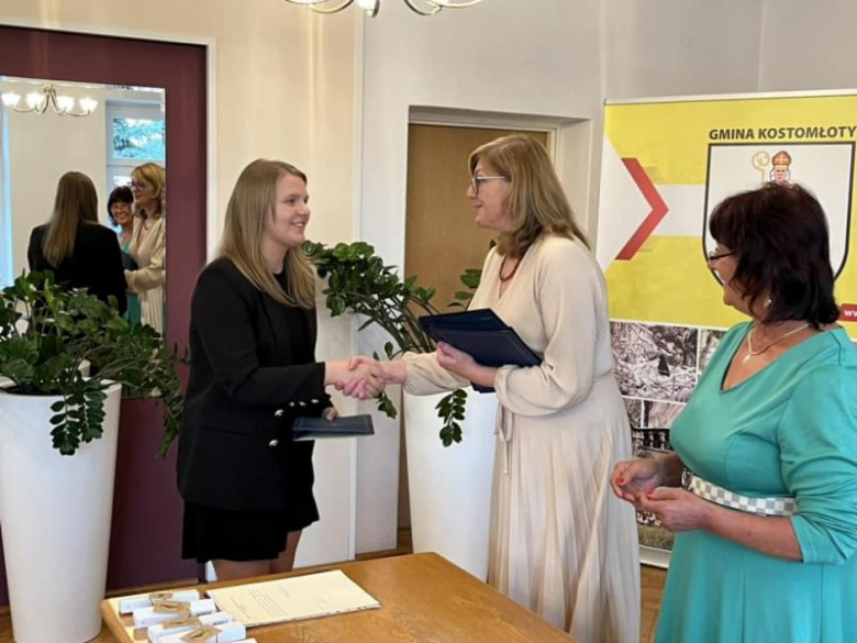  Awanse zawodowe i stypendia dla uczniów