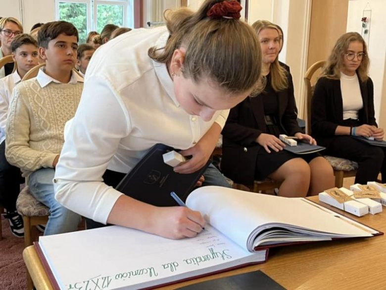  Awanse zawodowe i stypendia dla uczniów