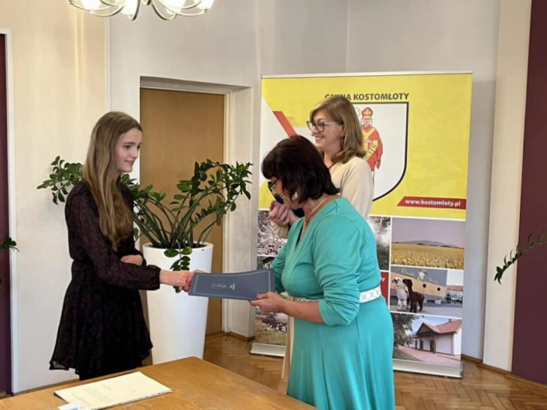  Awanse zawodowe i stypendia dla uczniów